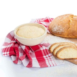 Rond rijsmandje met doek voor het rijzen van deeg